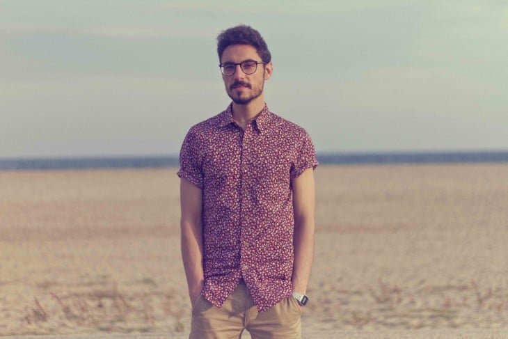 hombre en medio del desierto posando para la cámara