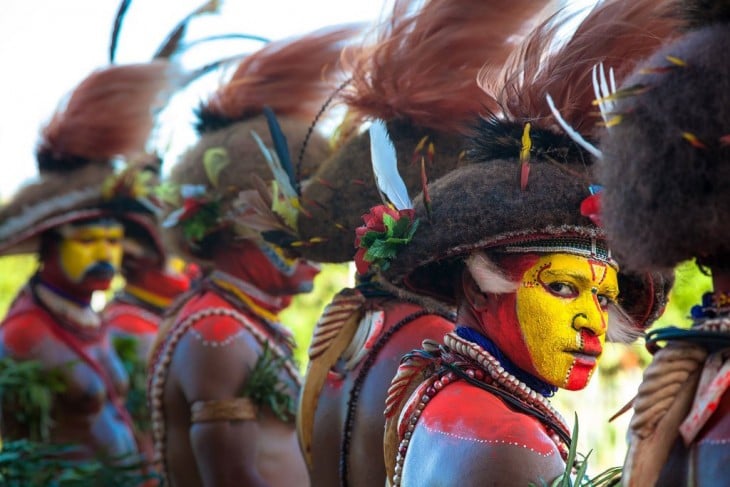 Guerrero indigena de papua nueva guinea