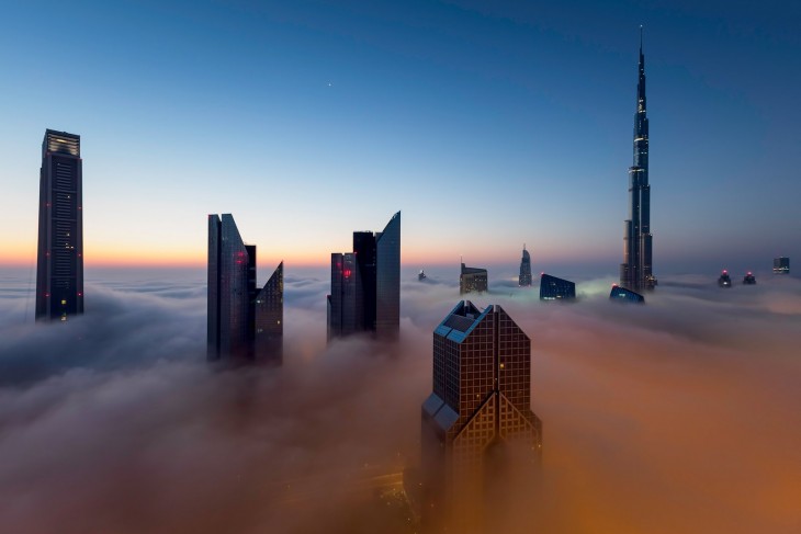 edificios de dubai sobre la bnube