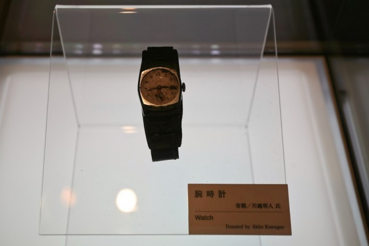 reloj que esta en un museo sobre la bomba de hiroshima