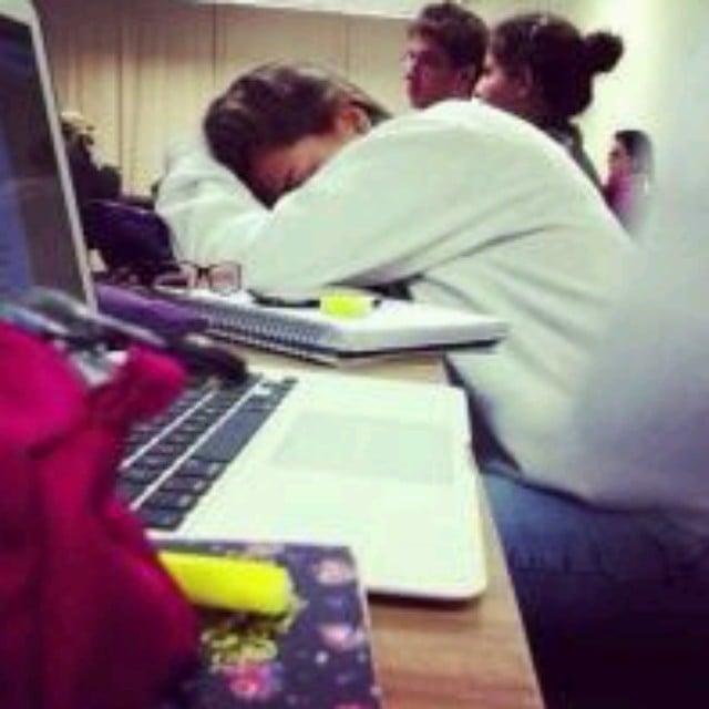 estudiante dormida en su escritorio