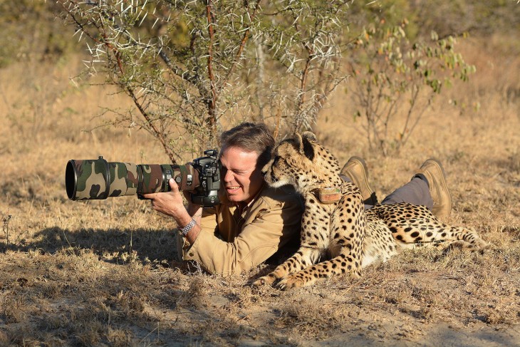 FOTOGRAFO A UN LADO DEL GUEPARDO TOMANDO FOTOS EN UN A RESERVA