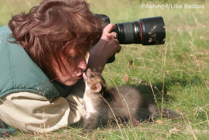 FOTOGRAFA BESANDO A UN ANIMALITO SILVESTRE