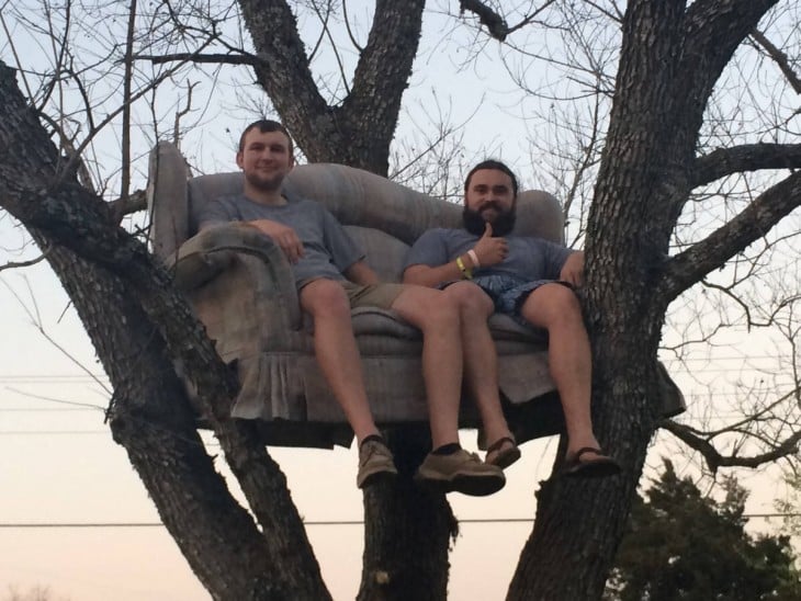 hombres subieron un sillón solo para sentarse