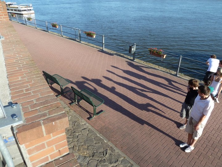 imagen en donde los amigos forman la palabra penis con sus sombras