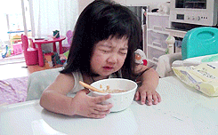 niña berrinchuda comiendo cereal