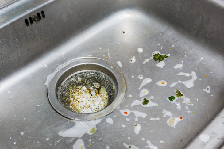 fregadero con restos de comida 