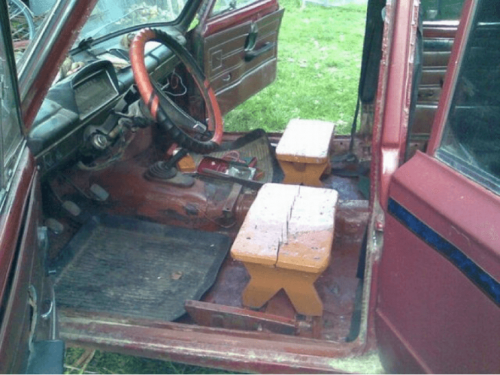 Asiento con bancos de madera