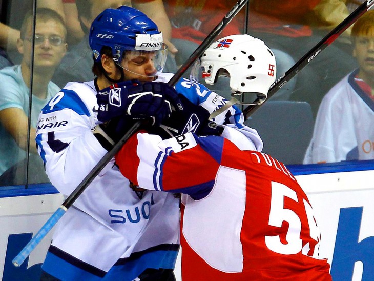 HOMBRES JUGANDO AL HOCKEY PEROI UNO PARECE QUE NO TIENE CABEZA