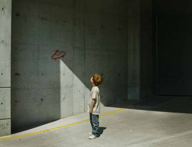 niño que parece que se lo va a llevar un ufo