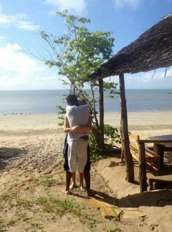 pareja abrazandose en la playa 