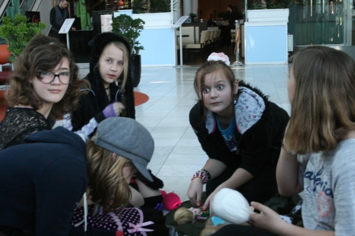 niñas jugando a las muñecas