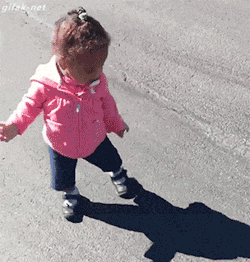 gif niña huyendo de su sombra