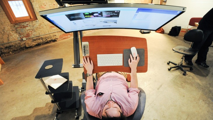 un hombre trabajando acostado en la silla Altwork Station 