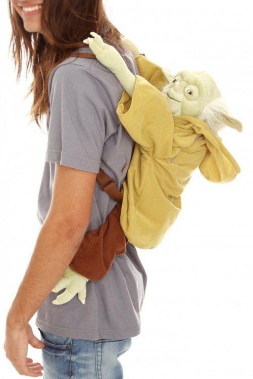 chico con una mochila en forma de Yoda 