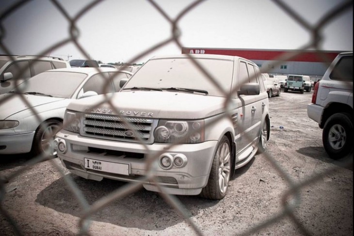 Range Rover polveada y abandonada en un depósito de chatarra en Dubái 