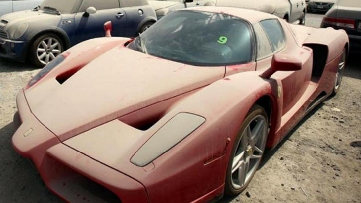 Ferrari abandonado en uno de los estacionamientos en Dubái 