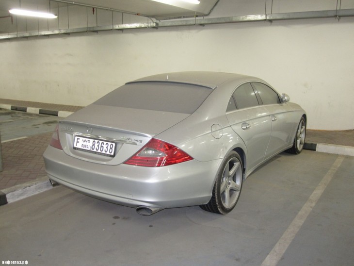 Mercedes Benz gris abandonado en un estacionamiento en Dubái 