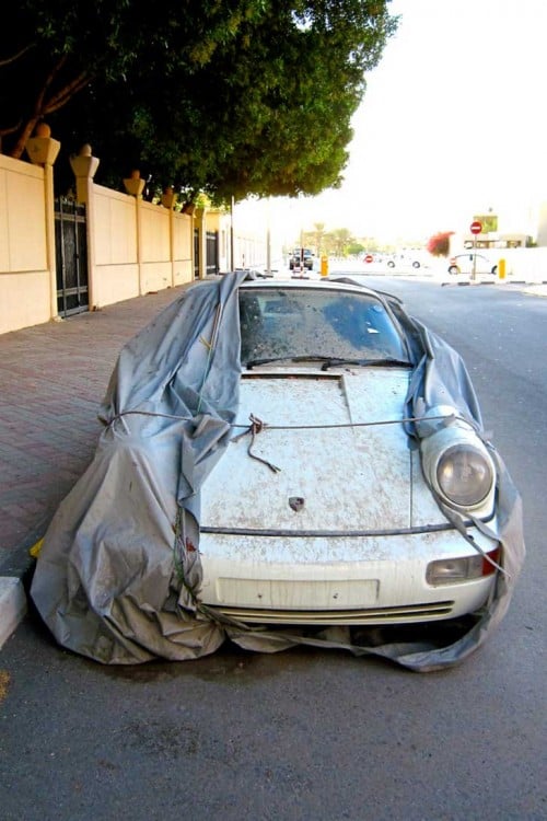Porsche blanco abandonado en una de las calles de Dubái 