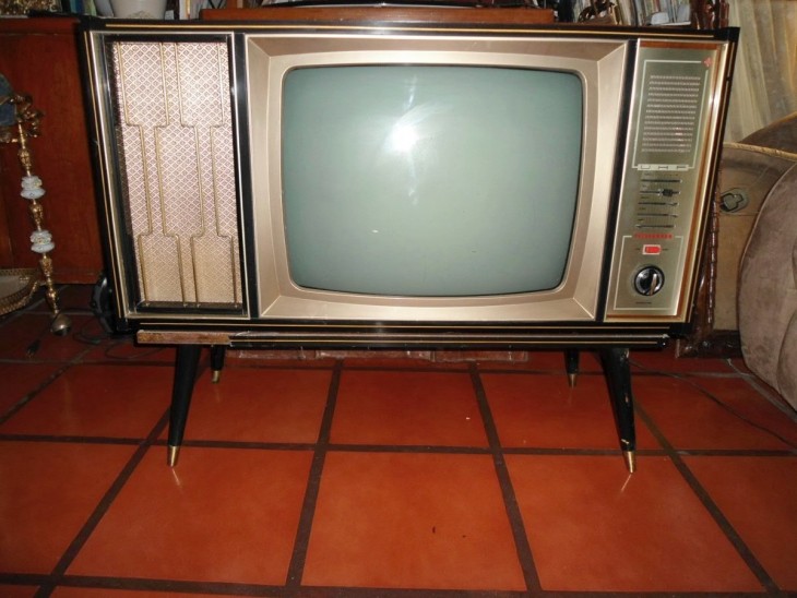 TELEVISION ANTIGUA EN LA CASA DE LAS ABUELITAS