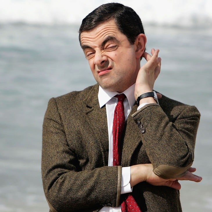 Mr Bean con cara de no entender nada y rascando su cabeza 