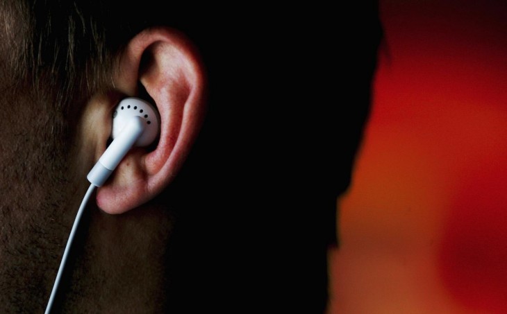 cabeza de una persona con un auricular en el oído 