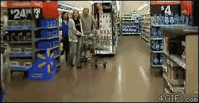 un hombre con un carro en el supermercado caminando hacia atrás 