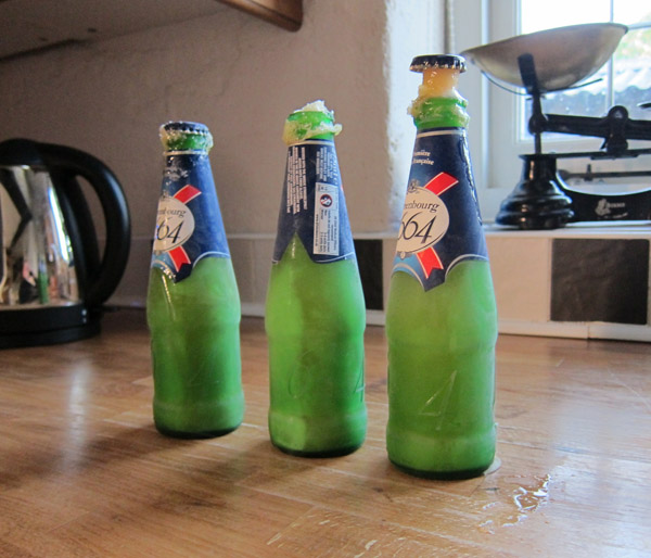 botellas de cerveza congeladas sobre una mesa 