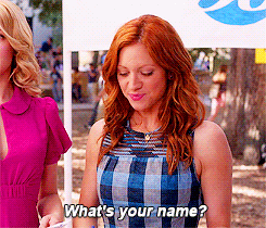 gif de una chica preguntando ¿cuál es tu nombre? 