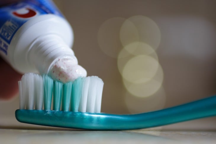 pasta dental sobre un cepillo de dientes 