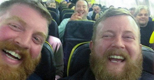 Un hombre se encuentra a su doble en un vuelo y se toman un selfie