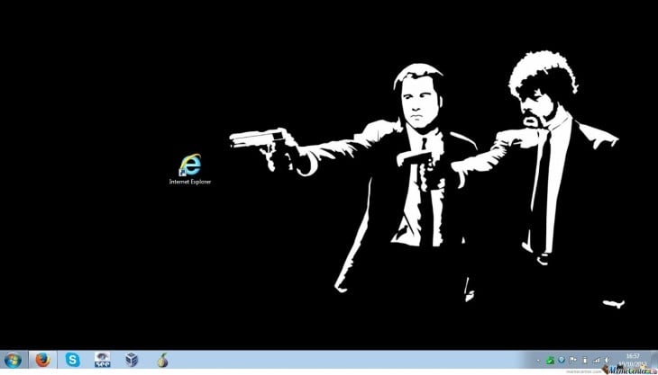 personajes de la película pulp fiction apuntando con una pistola directo al icono de internet explorer 