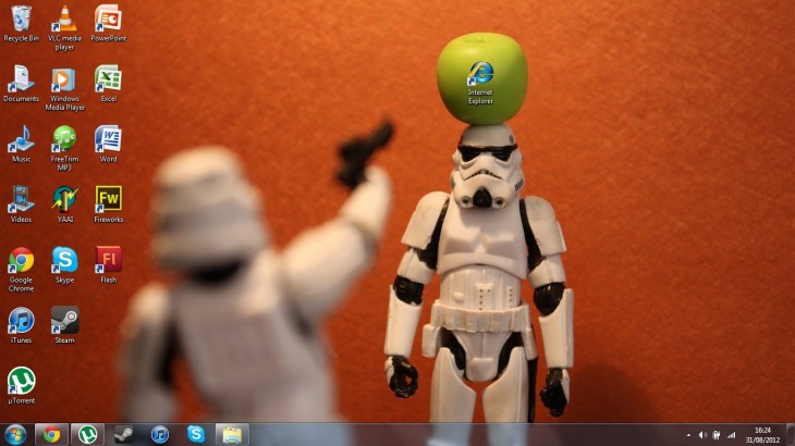 Fondo de escritorio con personajes de star wars disparando al icono de internet explorer 