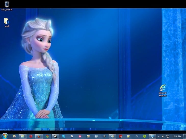 fondo de escritorio de Elsa de Frozen mirando hacia el icono de Internet Explorer 