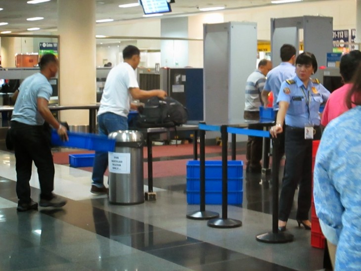 persona encargada de la vigilancia por el área de los rayos x en un aeropuerto 