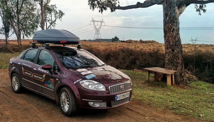 carro viajando alrededor de la india