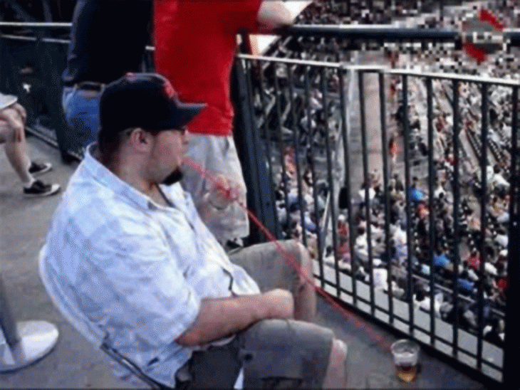 foto de un hombre tomando de su bebida desde una silla con un popote demasiado largo 