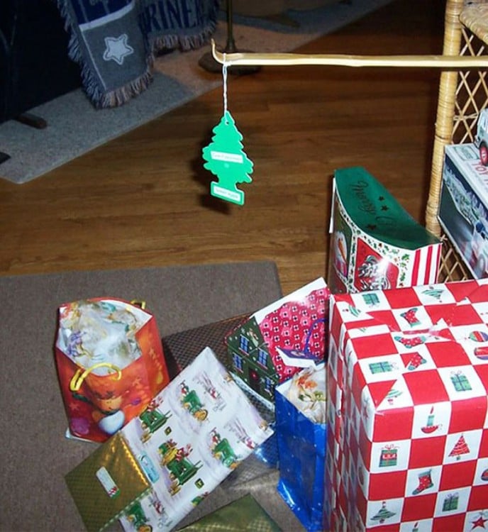 regalos de navidad debajo de un aromatizante en forma de pino 