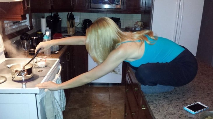 una chica sentada en la cocina 