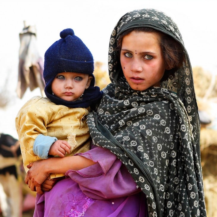 foto de una madre afgana con su bebé en los brazos 