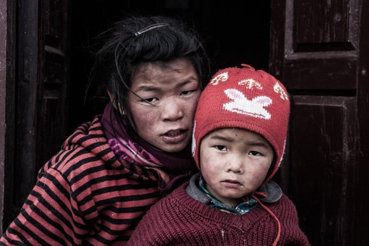 Niña abrazando a su hermano menor en Jomsom, Nepal