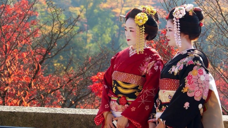 Geishas durante el otoño en Kyoto, Japón
