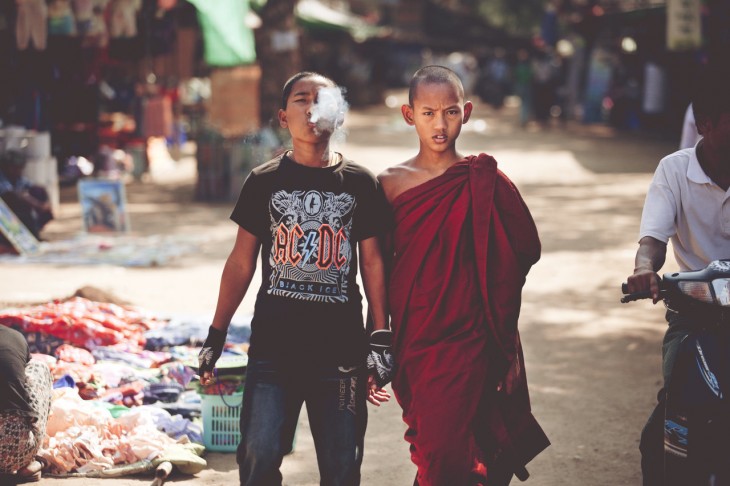 Foto de un monje junto a su hermano caminando por una calle 
