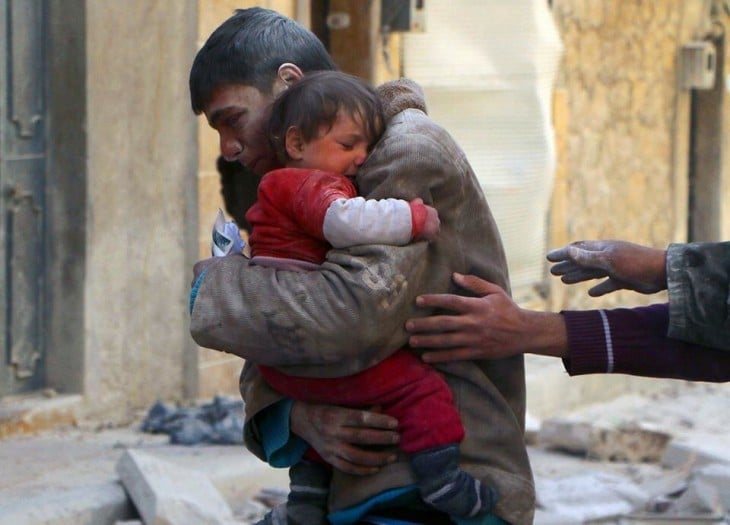 foto de un chico que rescató a su hermana de los escombros en Siria 
