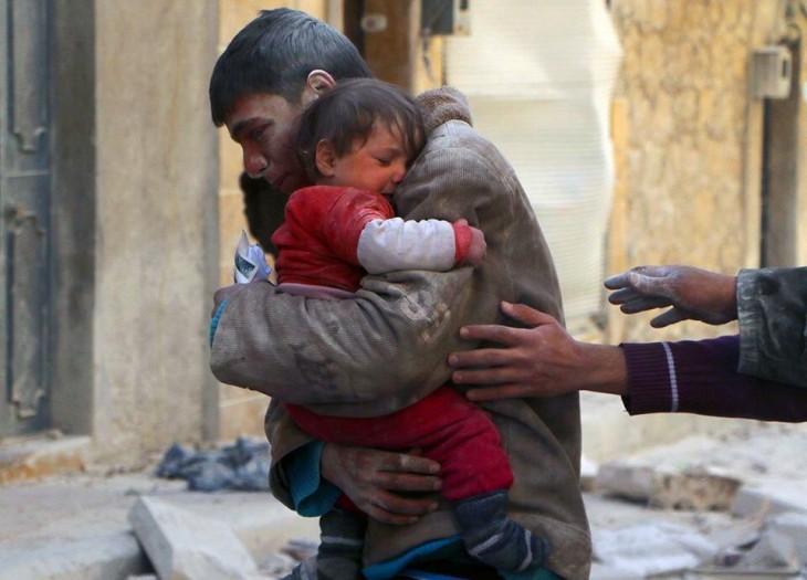 foto de un chico que rescató a su hermana de los escombros en Siria 