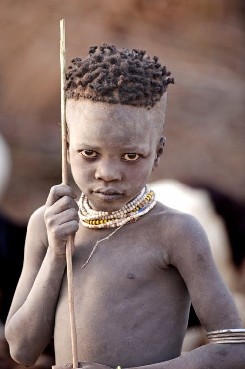 Niño en el río Omo en Etiopía 