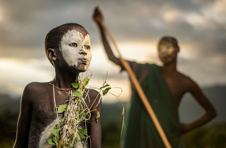 Chico de la tribu nómada Suri de Etiopía