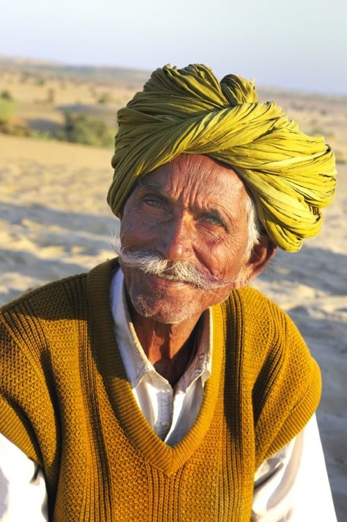 foto de un hombre en las dunas de Khuri en el desierto de Rajastán