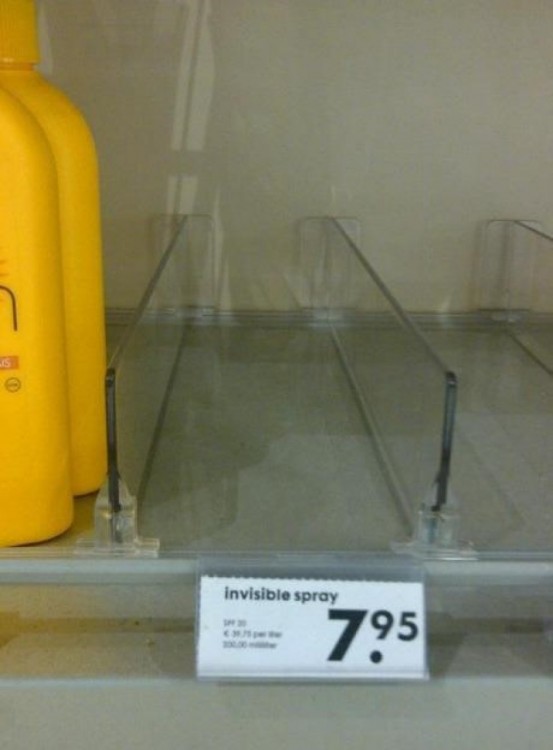 estante en un centro comercial que ofertan un spray invisible 
