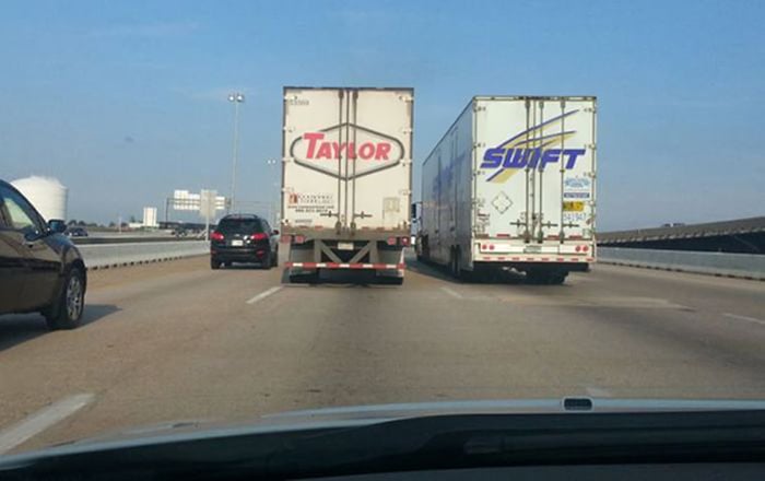 dos camiones juntos que en su parte trasera forman el nombre 'Taylor Swift'